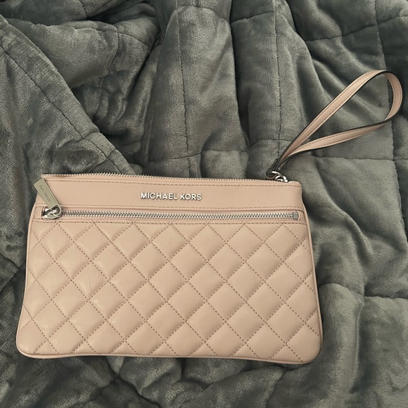 Michael Kors wristlet - Picture 1 of 4